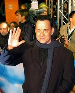 Der US-Schauspieler Tom Hanks winkt am Freitag (19.11.2004) bei der Premiere seines neuen Films «Der Polarexpress» vor dem Cinemaxx-Kino am Dammtor in Hamburg. Der computeranimierte Film, bei dem Hanks die reale Vorlage für die Hauptrollen spielte, kommt am 25. November 2004 in die deutschen Kinos. (Foto: dpa)
