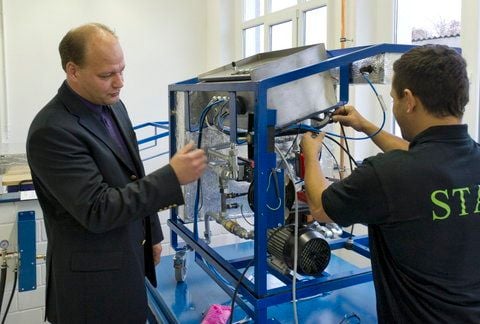 Geschäftsführer Markus Kemper (l.) spricht in der Innovative Maschinen Technologie GmbH (IMT) in Dessau-Rosslau mit einem Mitarbeiter. Seit Ende September werden die ersten mobilen Anlagen zur Reinigung von Motorenöl in dem Unternehmen gebaut. (FOTO: DAPD)