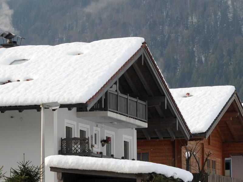 Dicke Schneedecken auf dem Dach können Schäden am Haus verursachen. Foto: Tobias Hase