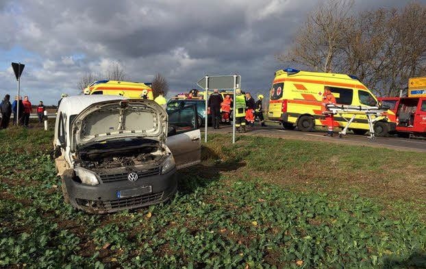 Bei einem Unfall auf der B183 wurden fünf Männer schwer verletzt.