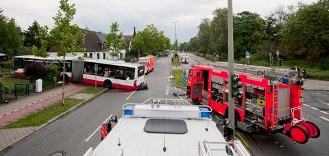 Bei einem Zusammenstoß zwischen einem Linienbus und einem Löschfahrzeug der Feuerwehr sind am Mittwoch in dem Bus eine 62 Jahre alte Frau und ein 78-Jähriger Mann ums Leben gekommen, 21 Menschen wurden verletzt. (FOTO: RTR)
