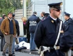 Die Leichnam des von der mafia erschossenen 31-jährigen Salvatore Abinante liegt am Mittwoch (24. November 2004) auf der Straße in Neapel. (Foto: dpa)