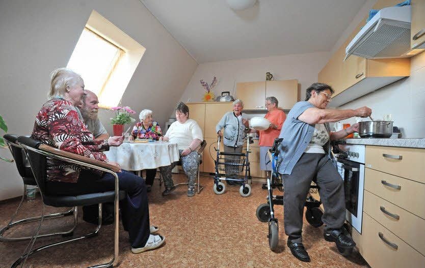 Immer mehr Menschen ziehen in eine Senioren-WG wie hier im Seniorenwohnhaus der Diakonie in Raguhn.