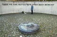 Die Gedenkstätte auf dem Golm, einem Hügel bei Kamminke auf der Insel Usedom (Archivfoto vom 16.11.2001). Sie erinnert an die rund 23.000 Opfer, die bei einem alliierten Luftangriff am 12. März 1945 in Swinemünde (heute Swinoujscie/Polen) umgekommen sind. 671 Bomber der 8. US-Luftflotte hatten mehr als 1600 Tonnen Bomben über der Stadt abgeworfen. Die Gedenkstätte Golm ist eine der größten Kriegsgräberstätten des Zweiten Weltkriegs in Deutschland. Anfang März 1945 hatten sich in und um Swinemünde 700.000 Flüchtlinge, Einheimische und Soldaten aufgehalten. Jeweils am 12. März und am Volkstrauertag werden auf dem Golmfriedhof Gedenkfeiern abgehalten. Nur 1667 Opfer sind namentlich bekannt. (Foto: dpa)