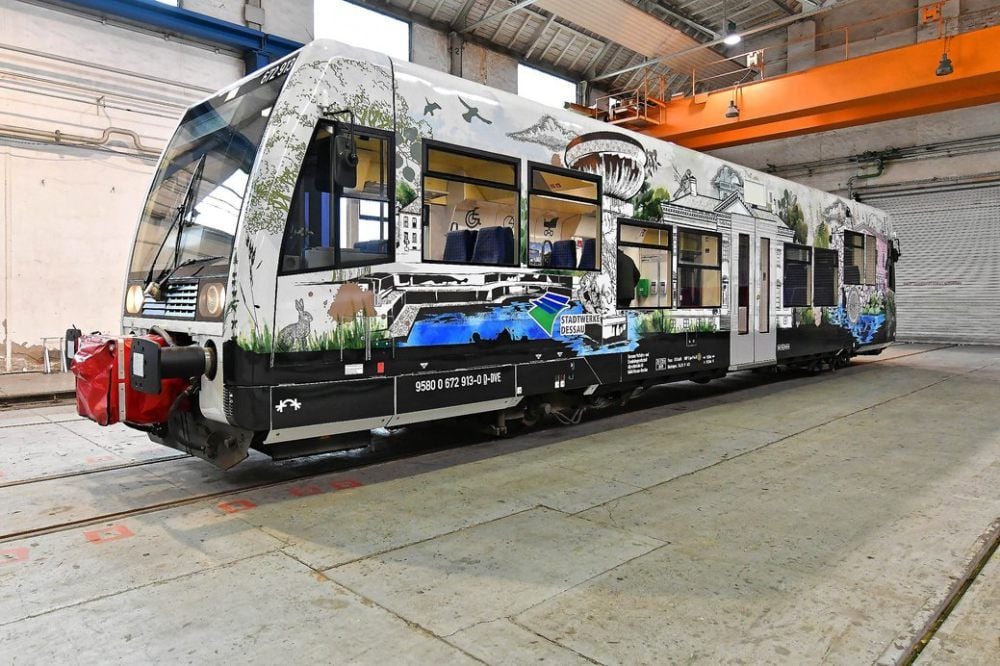 Dessauer Motive zieren den neuen Triebwagen der Dessau-Wörlitzer Eisenbahn.