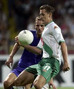 Miroslav Klose (r) vom SV Werder Bremen spielt gegen den Schalker Tomasz Waldoch. (Foto: dpa)