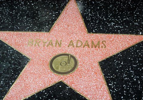 Der kanadische Rocksänger Bryan Adams ist mit einem Stern auf dem berühmten «Walk of Fame» in Hollywood geehrt worden. (FOTO: AFP)