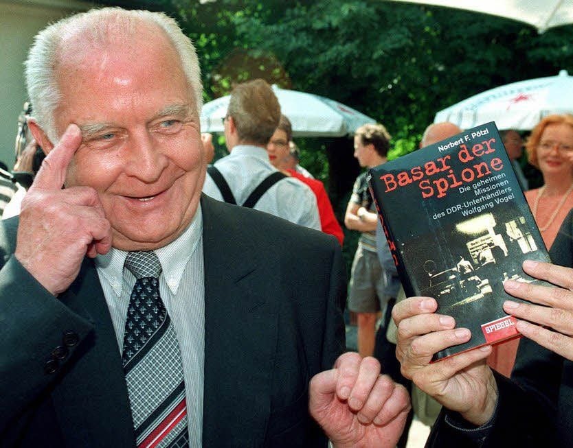 Ein neues Buch beleuchtet das geheime und das öffentliche Leben des Ostberliner Rechtsanwaltes Wolfgang Vogel.