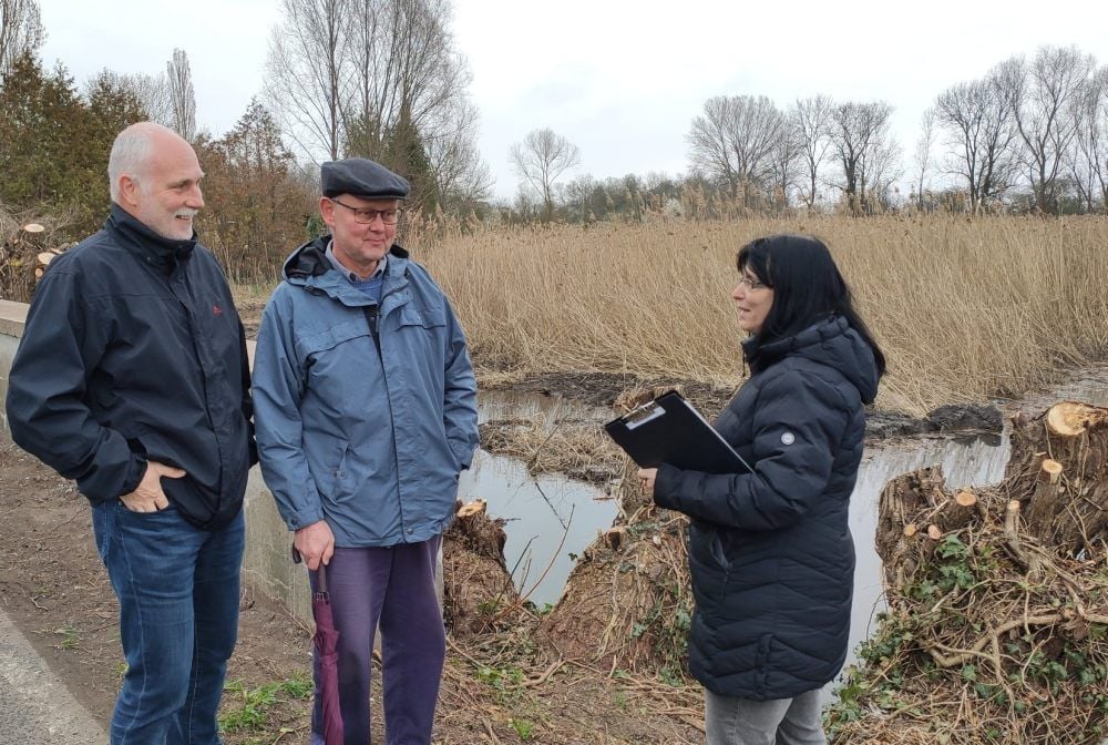 Dirk Hendrich (l.), Günter Clemens und Jana Giechau vor dem Gellertteich. Er wurde zum Teil entschlammt.