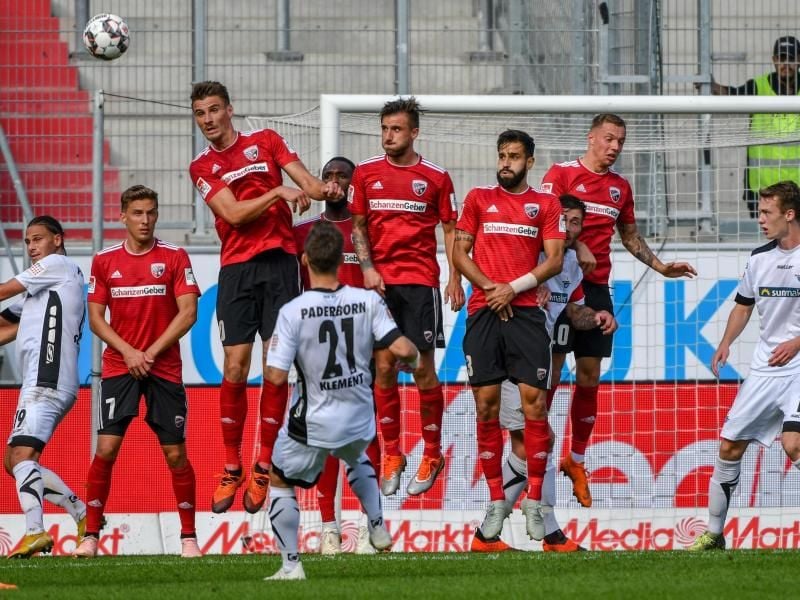 Der Paderborner Philipp Klement (v.) trifft zum zwischenzeitlichen 2:0 in Ingolstadt. Foto: Armin Weigel