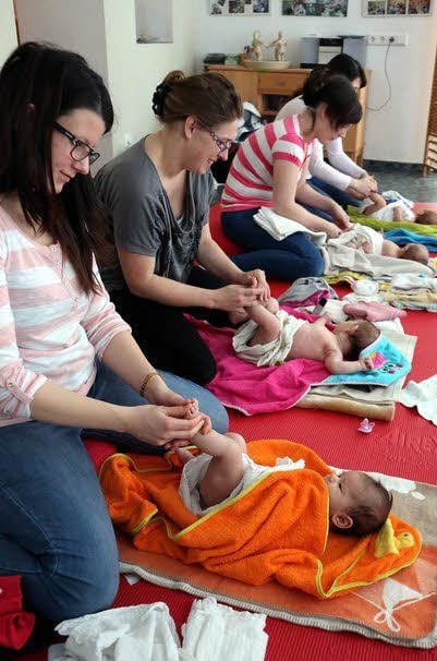 Bei den Füßchen beginnt die Indisch-schwedische Babymassage.