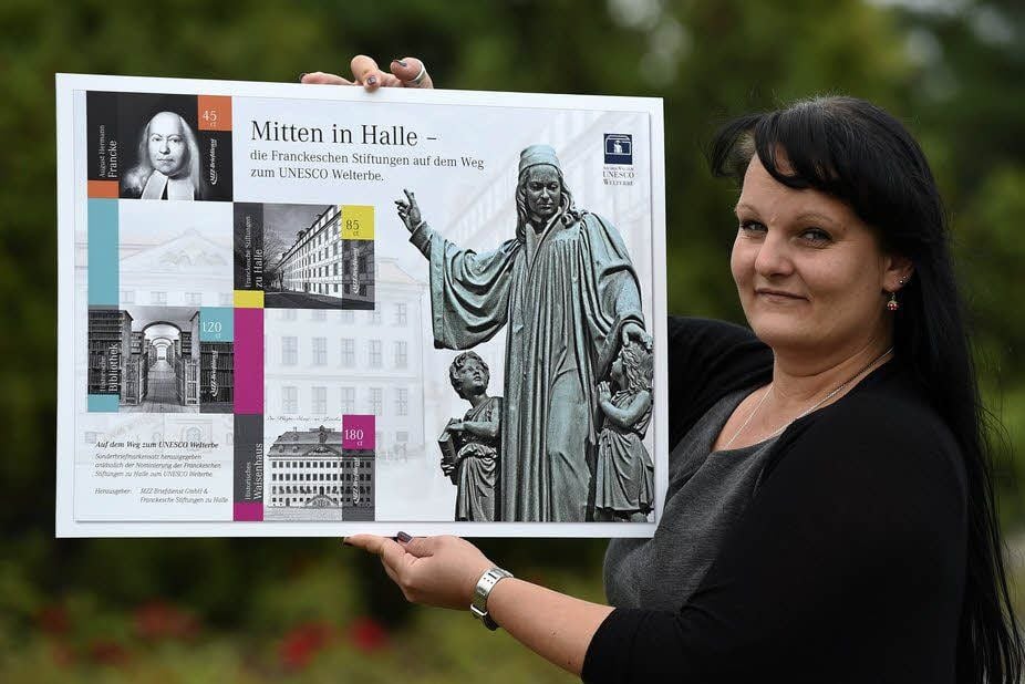 MZ-Grafikerin Kristin Arentz präsentiert die von ihr entworfenen neuen „Francke“-Briefmarken.