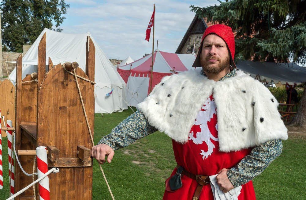 König Johann von Böhmen (Tonio Werl) lädt zum Wochenende ein zu Ritterwettkämpfen auf Burg Querfurt.
