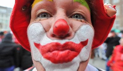Eine Frau gibt dem Fotografen Küsschen. (FOTO: DPA)