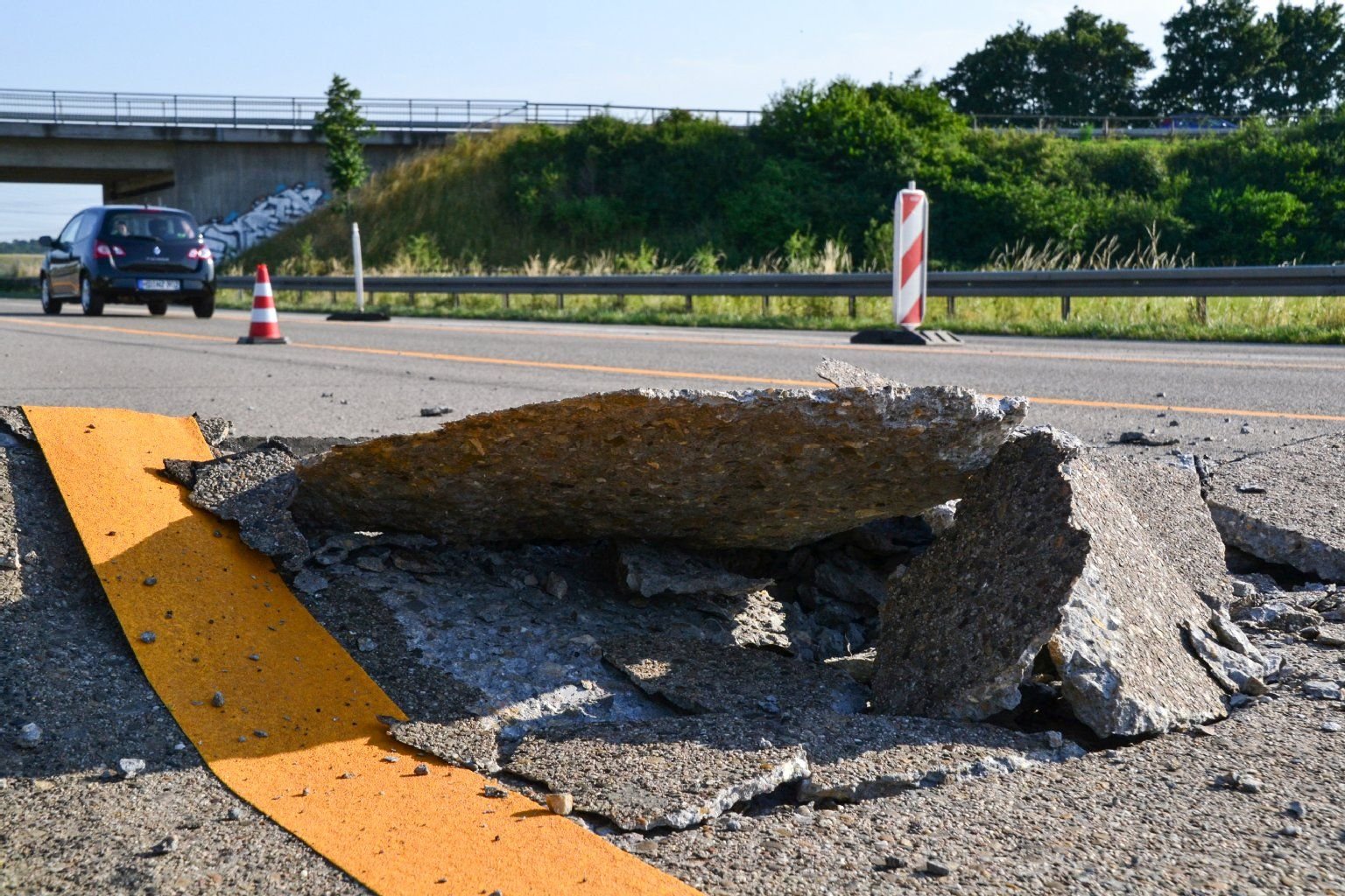 Wegen der großen Hitze ist eine Betonfahrbahn auf der Autobahn aufgebrochen.