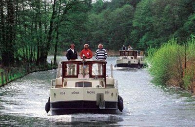 Hausboote sind auf der Havel unterwegs. (Foto: dpa)