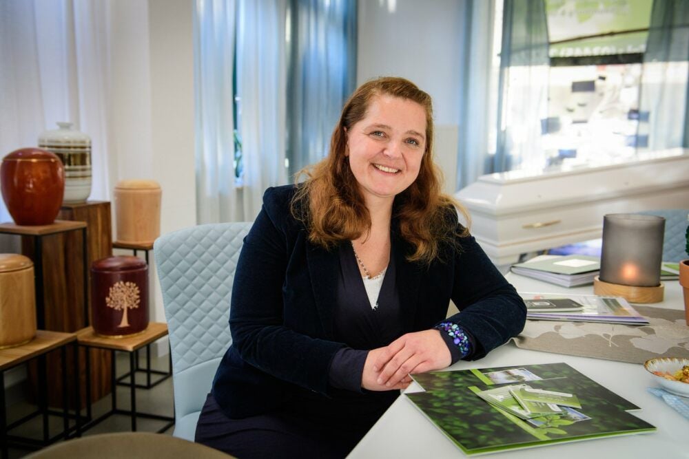 Katrin Hartung arbeitet seit zwei Jahren als Bestatterin im Bestattungsunternehmen Abendfrieden in Naumburg.