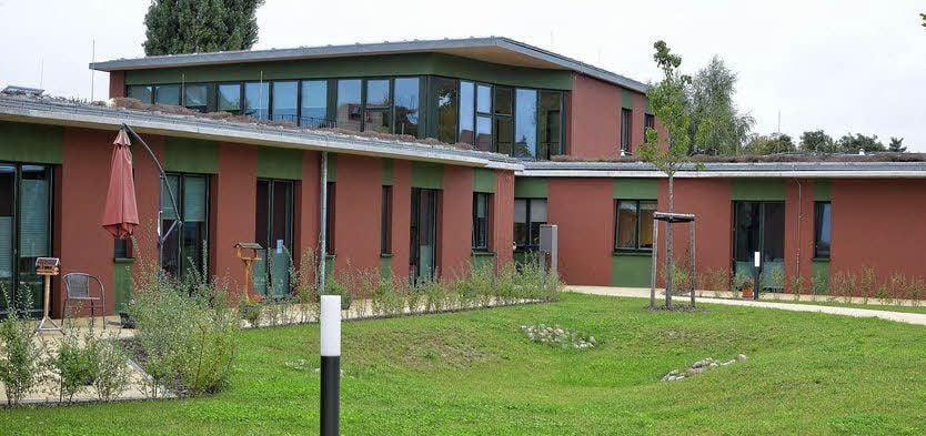 Das Gebäude liegt im Grünen.