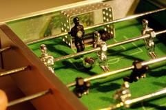 Im Jahr der Fußball-WM liegt das Spiel mit Tischkickern und Tipp-Kick-Männchen im Trend. Fans holen sich mit den Spielgeräten das Fußball-Erlebnis auf den Wohnzimmertisch. (Foto: dpa)