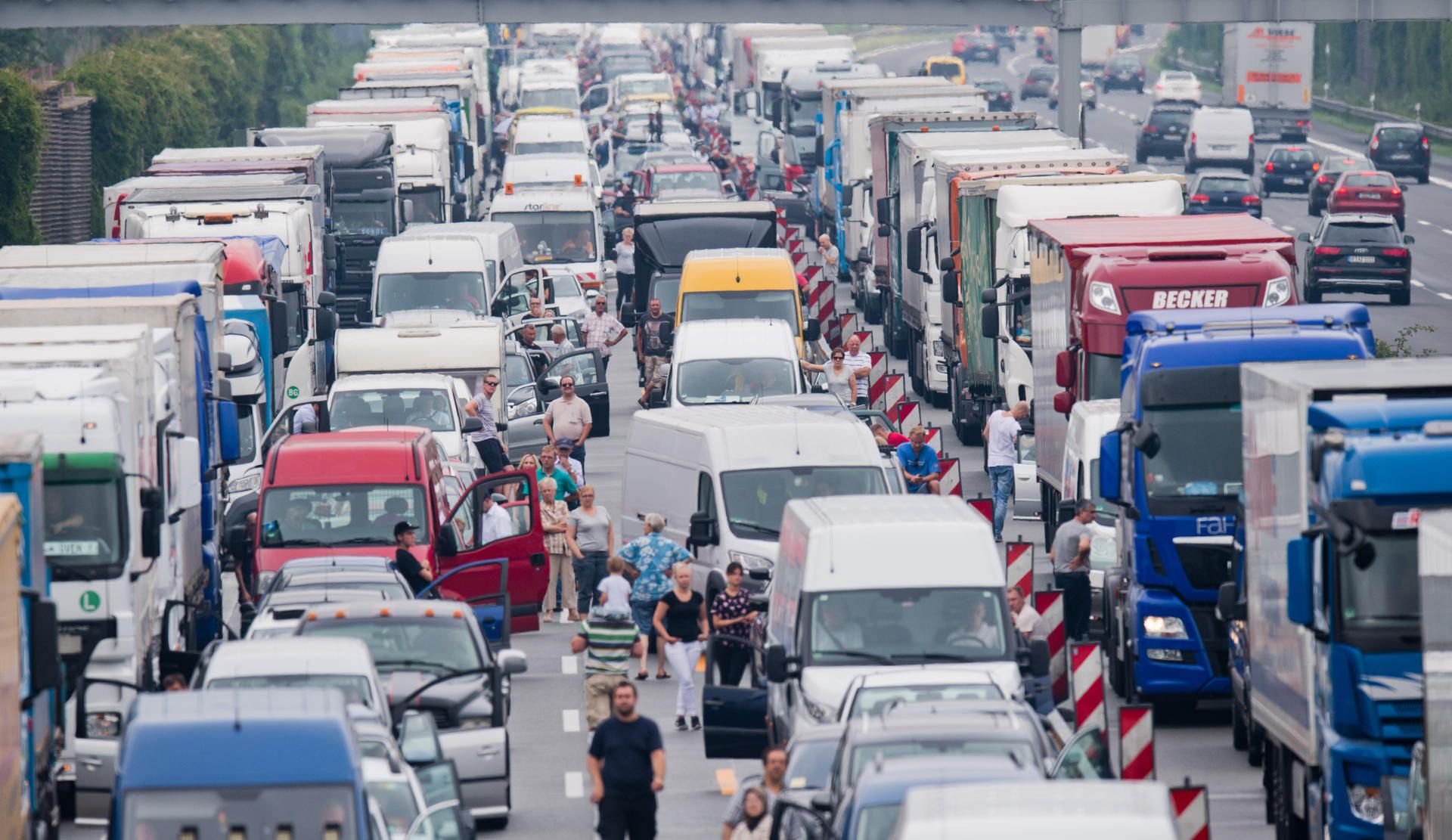Im Jahr 2018 standen Sachsen-Anhalter mehr als acht Monate im Stau.