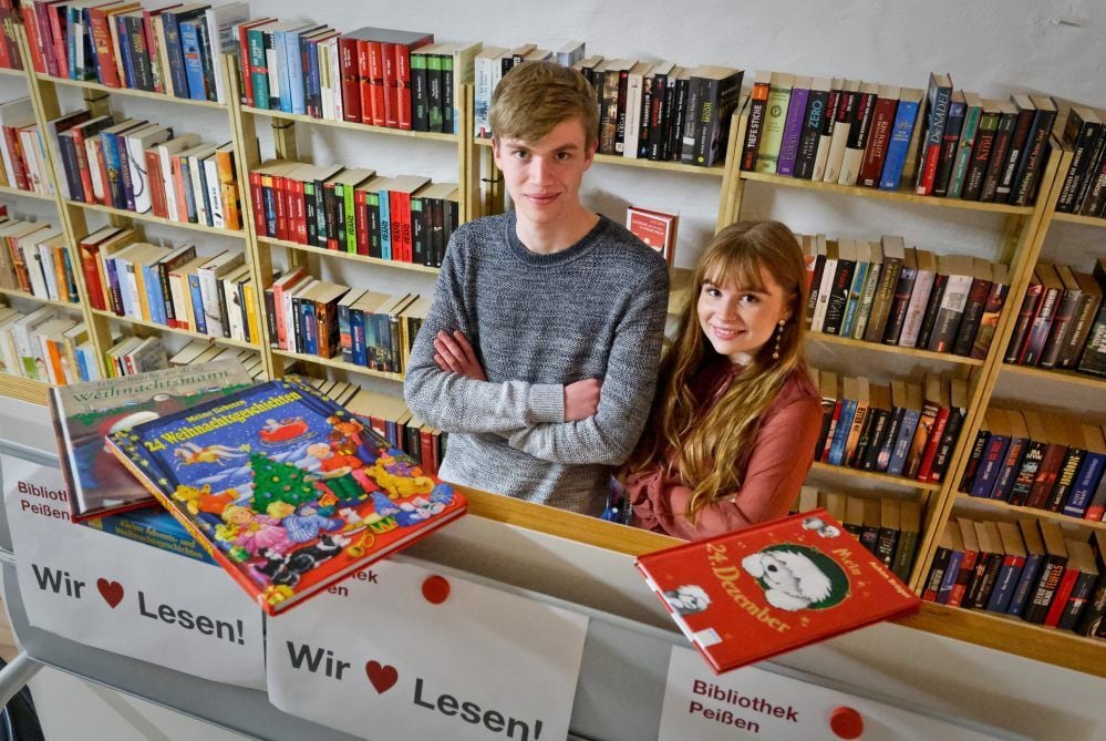 Mark Wollmann und Pauline Fricke gehören zu den Ehrenamtlichen, die die Bücherei in Peißen am Laufen halten.