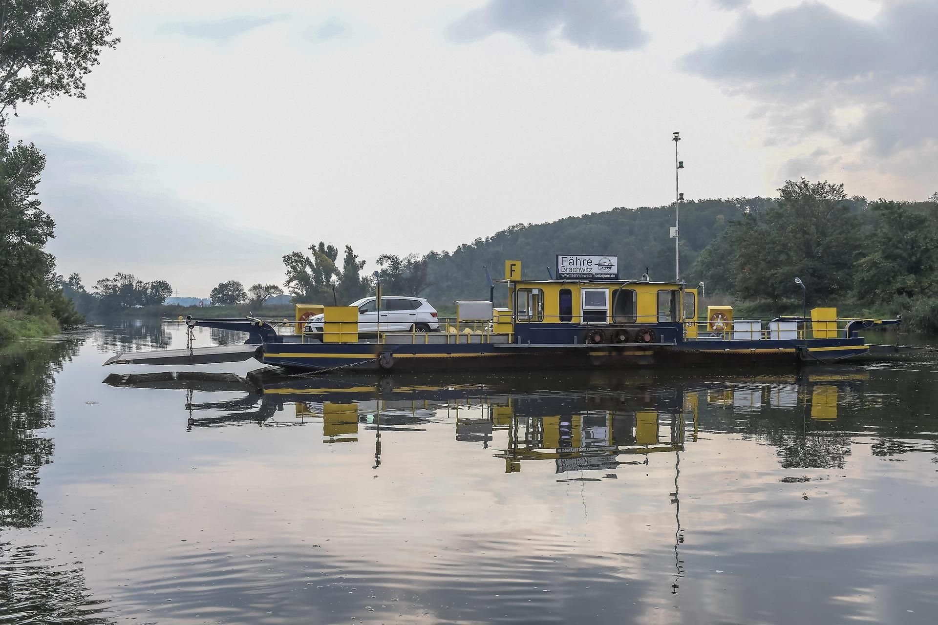 Die Fähre in Brachwitz fährt über die Saale.