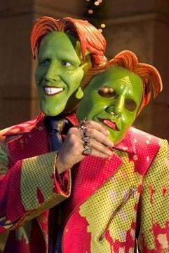 Der Comiczeichner Tim Avery (gespielt von Jamie Kennedy) ist im Besitz der Maske des Loki (Filmszene). In der Fortsetzung des irrwitzigen Grimassen-Spektakel «Die Maske» staunt Tim nicht schlecht, als sein kleiner Sohn, fast noch ein Säugling, die unglaublichsten Sachen anstellt. Der Bubi ist nämlich auch mit der berüchtigten Maske des Loki in Kontakt gekommen. Lawrence Gutermans schräge Familienkomödie hat irrwitzige Gags und einige bahnbrechende Spezialeffekte auf Lager. (Foto: Warner/dpa)