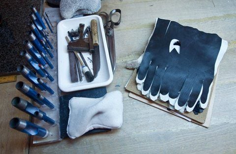 Zugeschnittene Lederrohlinge für Maßhandschuhe liegen in der Werkstatt des Handschuhmachermeisters Claus Schmidt in Magdeburg bereit. (FOTO: DPA)
