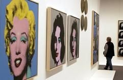 Eine Besucherin betrachtet in der Neuen Nationalgalerie in Berlin ein Exponat der Andy Warhol-Retrospektive, im Vordergrund das berühmte "Marilyn"-Bild des Künstlers, dahinter die Hollywood-Schönheit Liz Taylor. (Archivfoto: dpa)