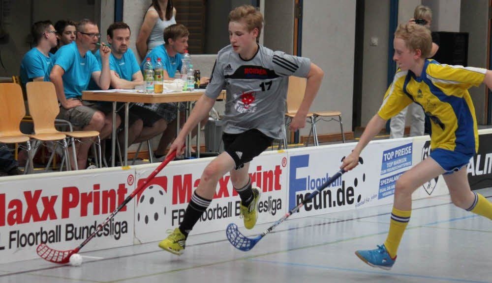 Der Harzgeröder Moritz Schmidt (links) ist seinem Gegenspieler aus Dresden entwischt.