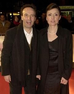 Der italienische Schauspieler Roberto Benigni und seine Frau Nicoletta Braschi posieren am Montag (10.03.2003) vor Beginn der Deutschlandpremiere seines Kinderfilmes "Pinoccio" auf dem roten Teppich. Der Film, für den Benigni das Drehbuch geschrieben, Regie geführt sowie die Hauptrolle gespielt hat, läuft am Donnerstag 13.03.2003 in den deutschen Kinos an. Benignis Ehefrau war Proudzentin des Films. (Foto: dpa)