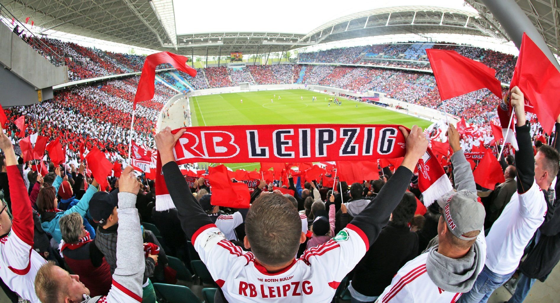 Die Leipziger Fans feuern ihre Mannschaft in der Red-Bull-Arena an.