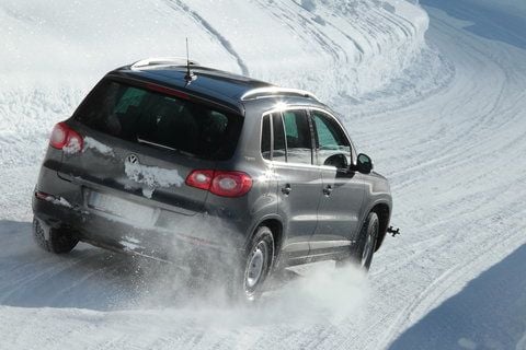Auf Schnee schnitten die meisten Reifen im Test ordentlich ab. Die Fahrt bei Nässe machte vielen Pneus mehr Probleme. (FOTO: ADAC)