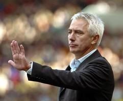 Dortmunds niederländischer Trainer Bert van Marwijk gestikuliert im Stuttgarter Gottlieb-Daimler-Stadion beim Spiel gegen den VFB Suttgart (Archivfoto vom 16.10.2004). Das versprochene Fünf-Sterne-Haus in schönster Lage entpuppte sich als einsturzgefährdete Unterkunft mit hohem Renovierungsbedarf. Wie einem betrogenen Touristen, urteilte die «Süddeutsche Zeitung», sei es Bert van Marwijk in den vergangenenWochen bei Borussia Dortmund ergangen. Die fast täglichen Hiobsbotschaften über die marode Statik des Clubs und die bedenkliche Arbeitsmoral seiner kickenden Angestellten haben bei ihm für Ernüchterung gesorgt. Statt um die Europacup-Plätze muss er gegen den Abstieg kämpfen. «Diese Situation kann in kurzer Zeit nur ein Zauberer lösen. Ich bin es nicht», bekannte der BVB-Trainer. (Foto: dpa)