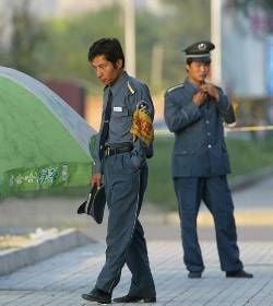 Chinesische Soldaten bewachen die Botschaft
