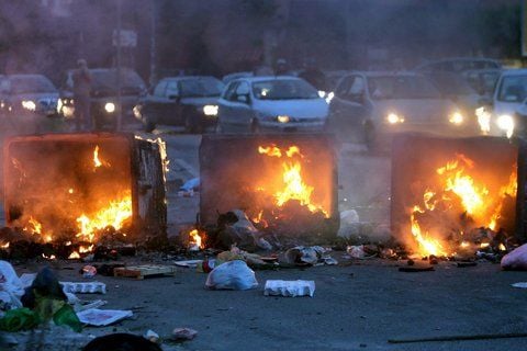 Müllcontainer brennen in einem Vorort von Neapel im Mai 2008. (FOTO: DPA)