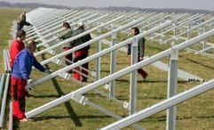 Monteure der juwi-Gruppe aus Rheinland-Pfalz arbeiten an der Unterkonstruktion für die Photovoltaik-Anlage in Waldpolenz bei Leipzig. (Foto: dpa)