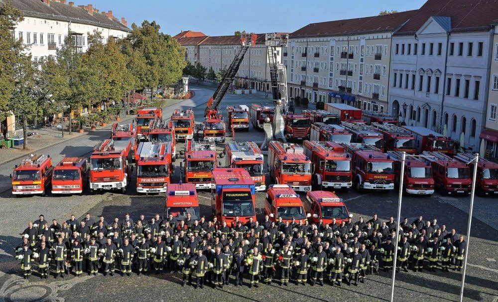Alle Dessau-Roßlauer Feuerwehren auf einen Blick: Das Foto wurde am Sonnabend auf Dessaus Marktplatz gemacht.