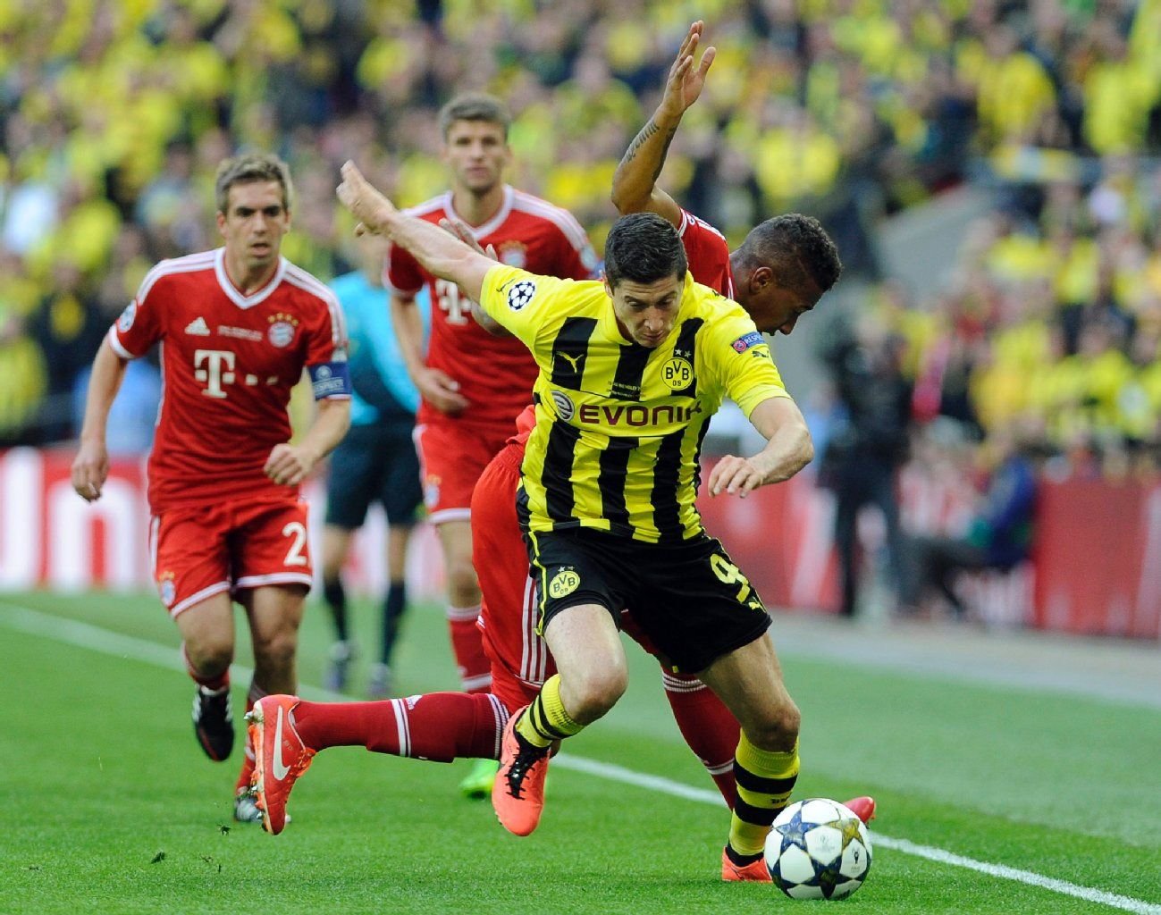 Dortmunds Robert Lewandowski gegen Münchens Jerome Boateng (r.)