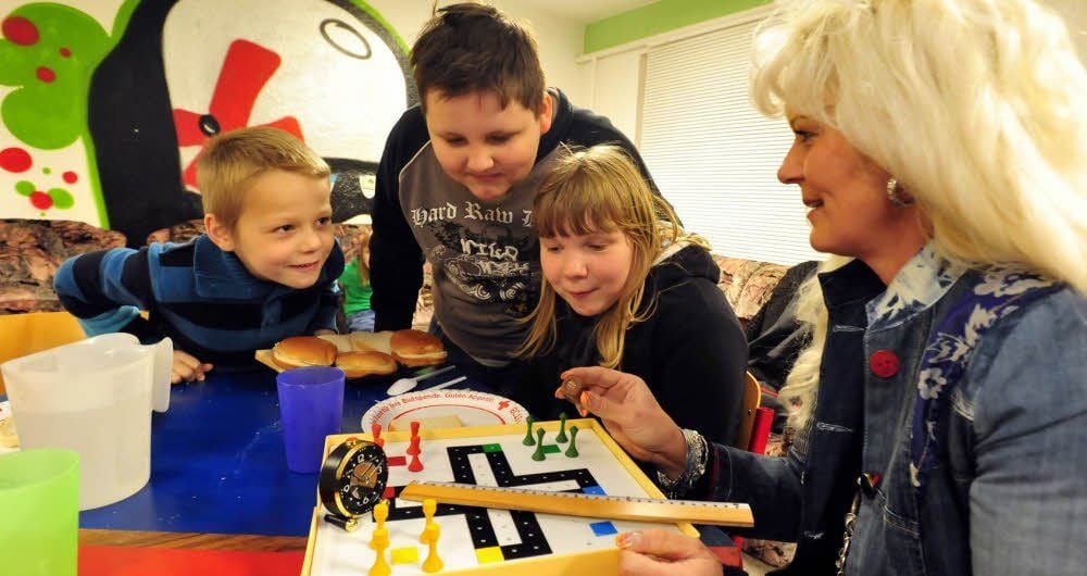 In der Jugendfreizeiteinrichtung „Das Boot“ in Weißenfels haben sich Kinder mit dem Thema Blindheit beschäftigt. Dabei mussten sie unter anderem mit verschlossenen Augen Dinge ertasten und erfühlen. Im Bild (von links): Nicklas, Marcus und Anastasia sowie Ines Prassler.