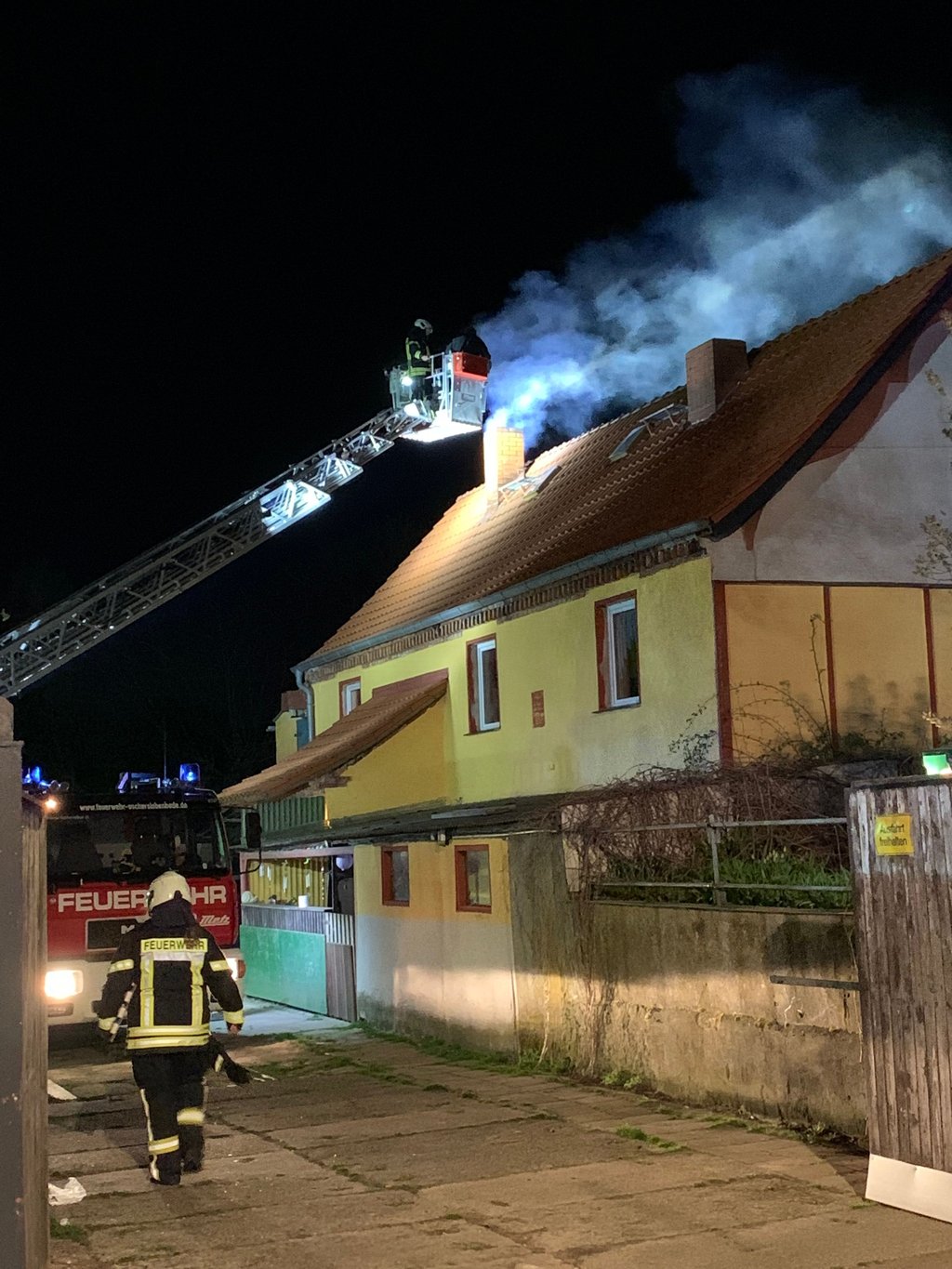 Drei Feuerwehren rückten zu dem Einsatz aus. Gemeinsam konnten sie Schlimmeres verhindern.