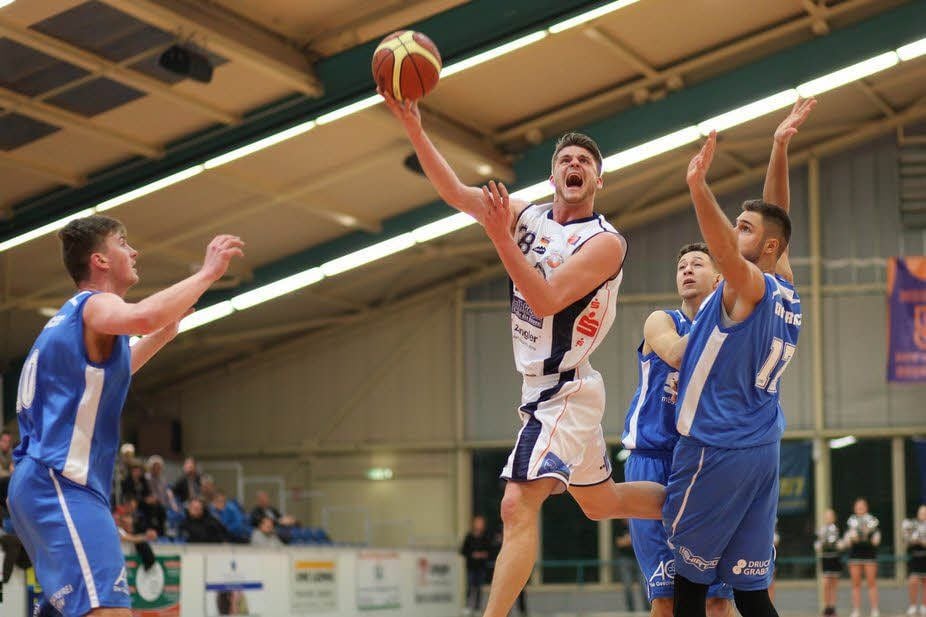 Mit 14 Punkten bester Punktesammler der BSW Sixers: Georg Dölle auf dem Weg zum Korb.