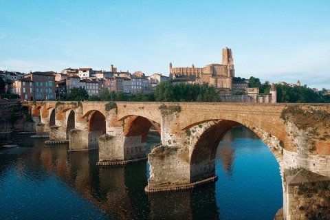 Wie ein riesiger Ziegelblock liegt die Kathedrale von Albi auf der Anhöhe über dem Fluss Tarn. (FOTO: WWW.MAIRIE-ALBI.FR/DPA)