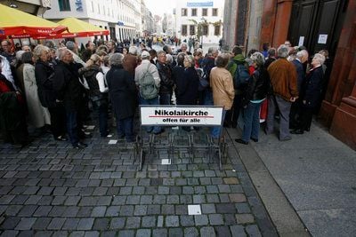 Besucher warten an der Nikolaikirche in Leipzig bereits Stunden vor Beginn eines Friedensgebetes anläßlich des 20. Jahrestags der friedlichen Revolution von 1989 in Leipzig auf Einlass. (FOTO: DDP)