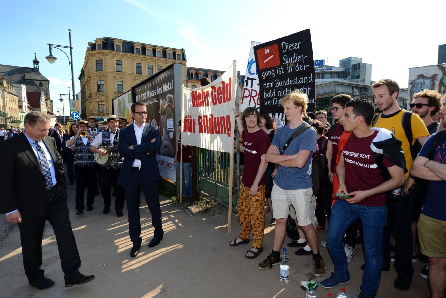 Studenten protestieren während der Grundsteinlegung des neuen Finanzamtes in Halle.