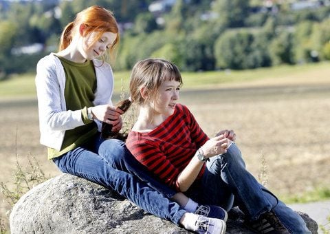 Anne (Maria Annette Tanderød Berglyd, r) und Beate (Aurora Bach Rodal) in einer Szene des Kinofilms «Anne liebt Philipp» (undatierte Filmszene). (FOTO: DPA)