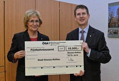 Bernhard Scherz übergibt Sabine Nußbeck den Scheck.