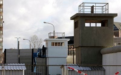 Arbeiter bauen in Halle eine Filmkulisse in Form der ehemaligen Berliner Maür auf. Ein Stück deutsch-deutscher Teilungsgeschichte wird derzeit in Halle wieder lebendig. Für den Kinofilm «Liebe Mauer» haben die Dreharbeiten begonnen. (FOTO: DDP)