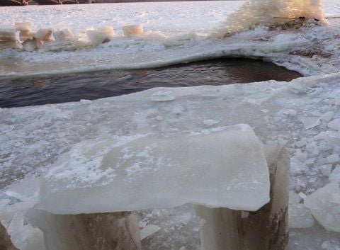 Eine dicke Eisschicht hat sich auf einem See gebildet. (FOTO: DPA)