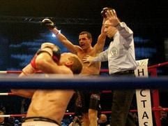 Artur Grigorian (l) jubelt nach dem Kampf um die WBO-WM gegen den Polen Matt Zegan in Essen. (Foto: dpa)